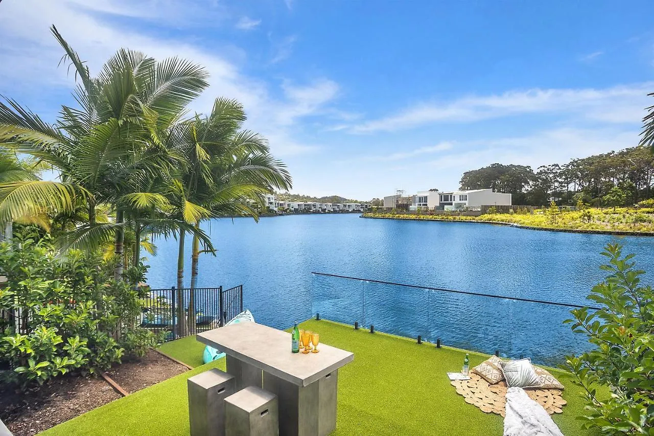 Executive, Modern Waterfront House Villa Maroochydore
