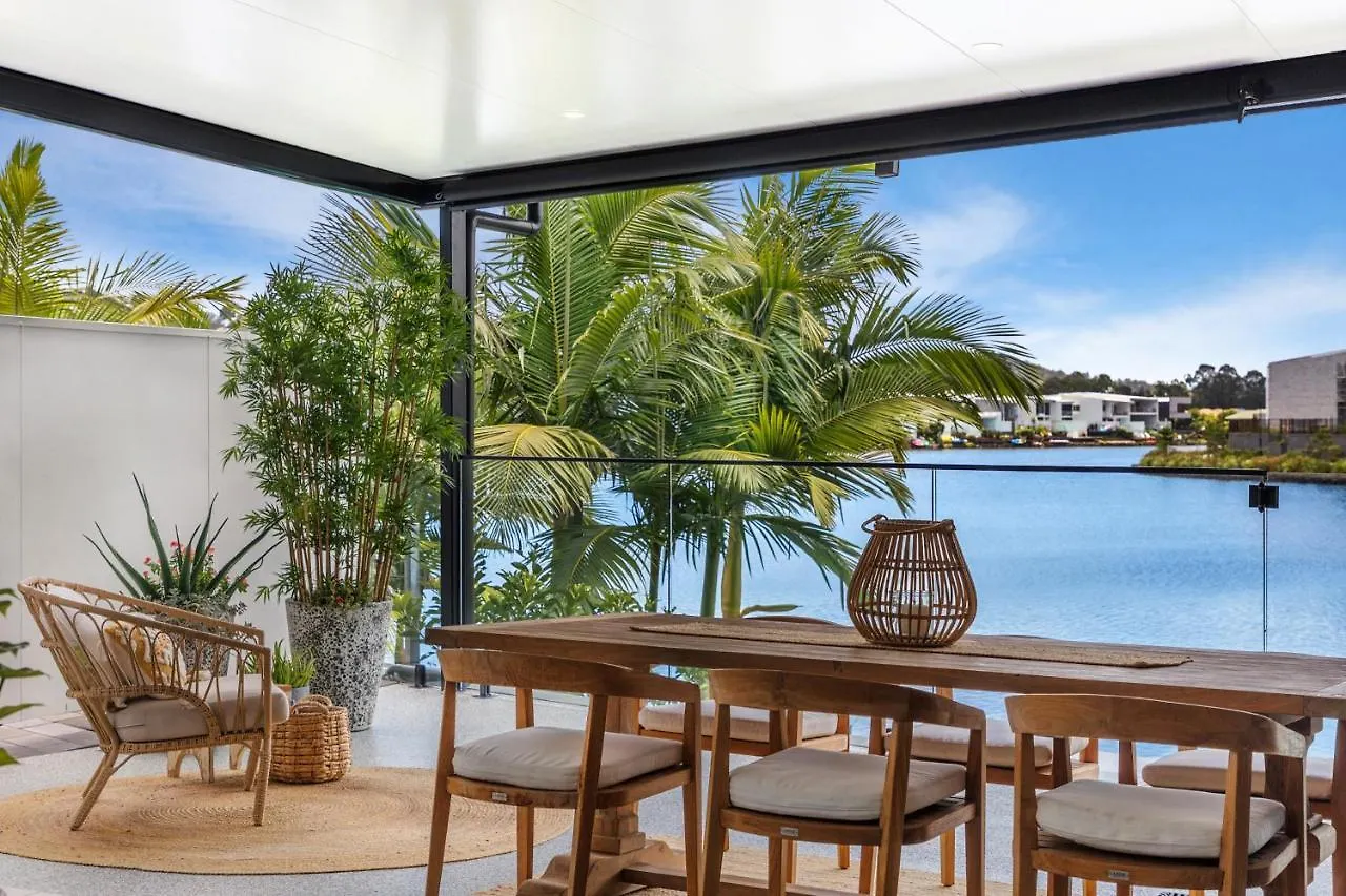 Executive, Modern Waterfront House Villa Maroochydore