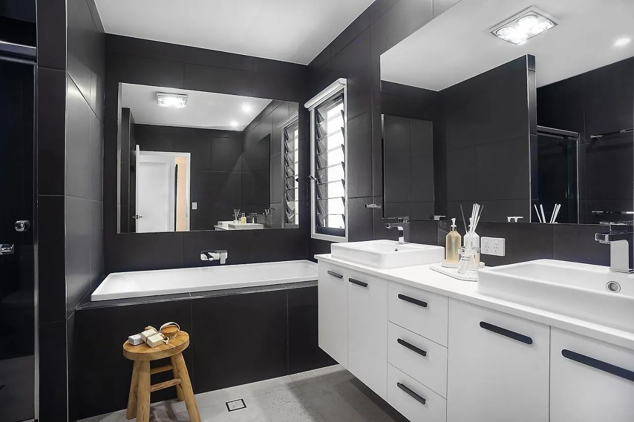 Executive, Modern Waterfront House Villa Maroochydore Holiday home