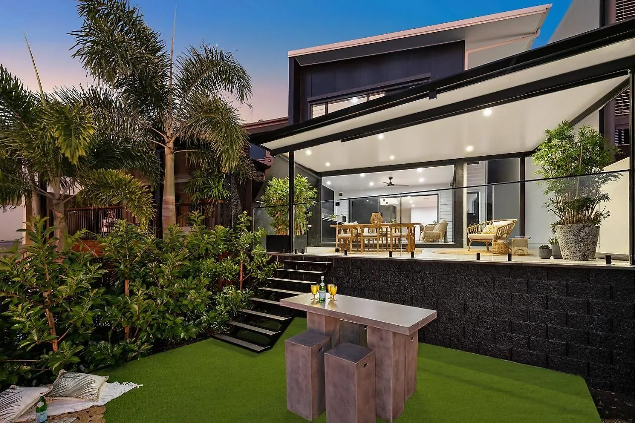 Executive, Modern Waterfront House Villa Maroochydore Holiday home
