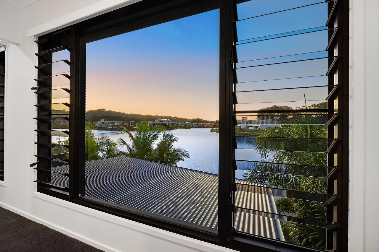 Executive, Modern Waterfront House Villa Maroochydore