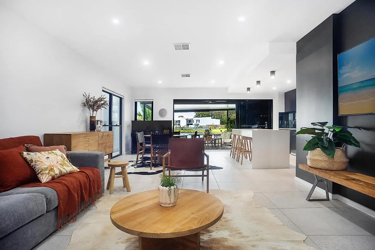 Executive, Modern Waterfront House Villa Maroochydore