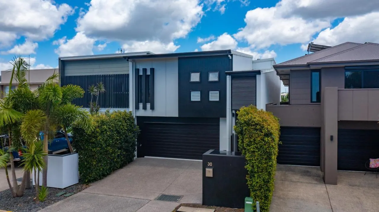 Executive, Modern Waterfront House Villa Maroochydore Holiday home